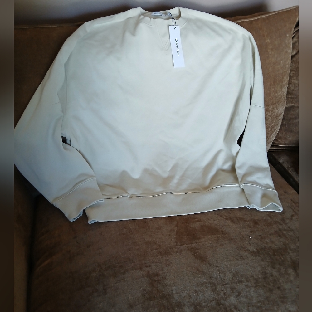 NWT Calvin Klein oversized sweatshirt with pockets.